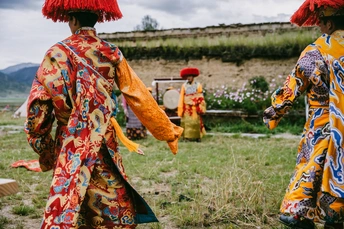 穿着传统服装的人在田地里行走