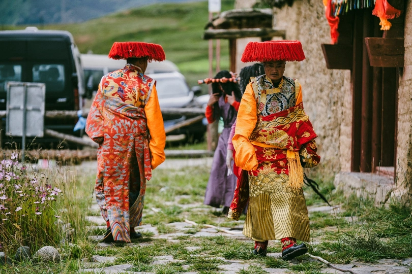 在中国一个村庄里 穿着传统服装的妇女正在行走。