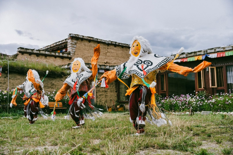 传统服装的舞者在节日期间在田地里跳舞