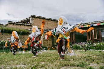 传统服装的舞者在节日期间在田地里跳舞