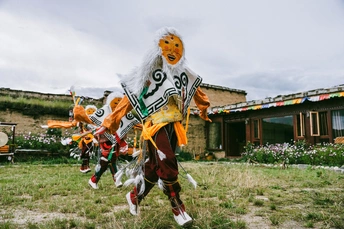 一个人戴着羽毛头饰在田野中