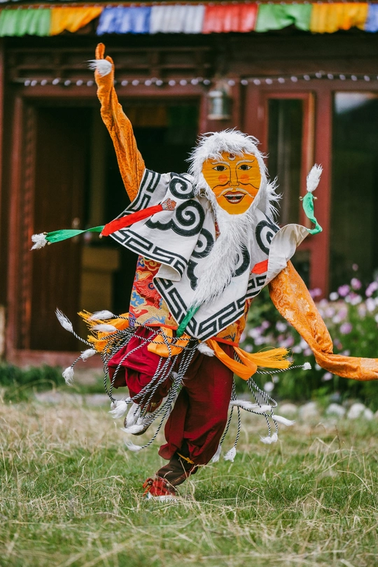 传统服装的男子在田地里