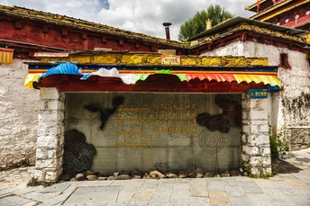 进入一座僧院中的佛教寺庙的入口