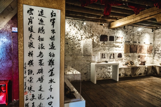 一个博物馆里的房间 墙上写着亚洲文字