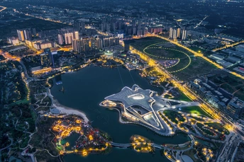 湾边的城市夜景