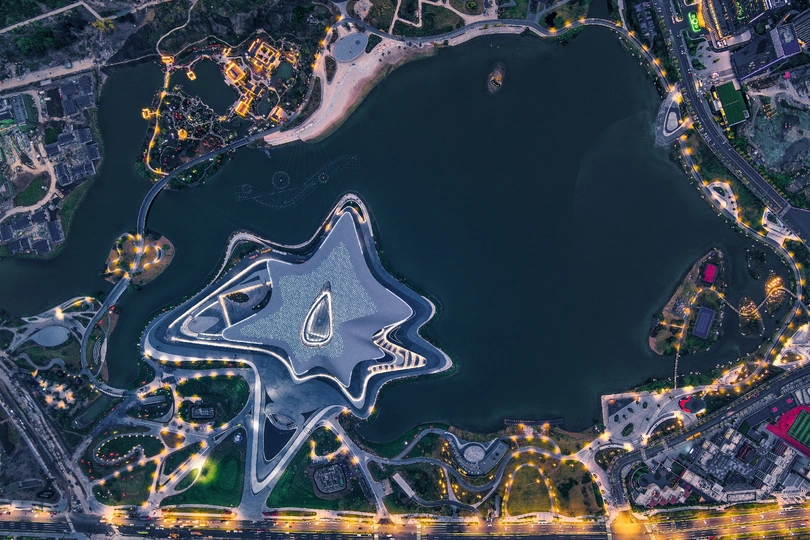 夜晚被月光照亮的城市 aerial image