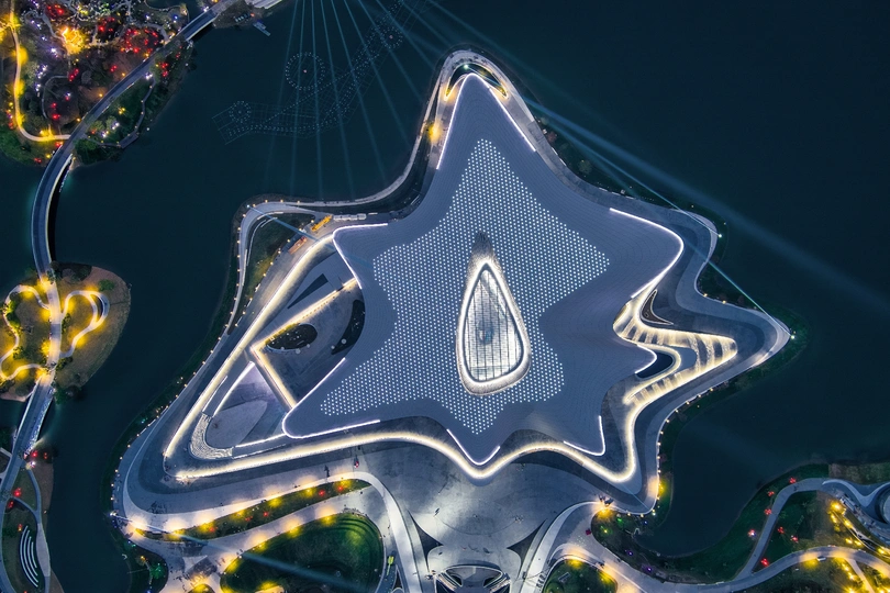 夜晚的游乐园 aerial view 中间有岛屿的水中 