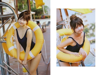 一位穿着泳装的女士在游泳池边的照片