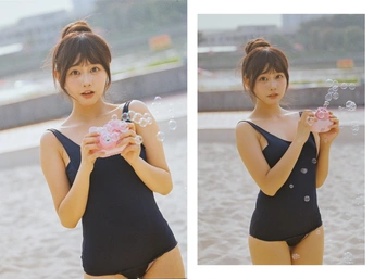 吹泡泡的沙滩上的女人 穿着泳装的女孩的照片