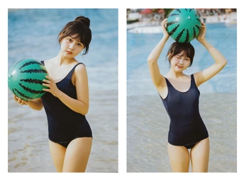 穿着泳装的女士在海滩上拿着一个西瓜