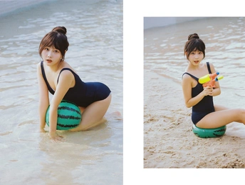 一位穿着泳装的女士在沙滩上玩沙子