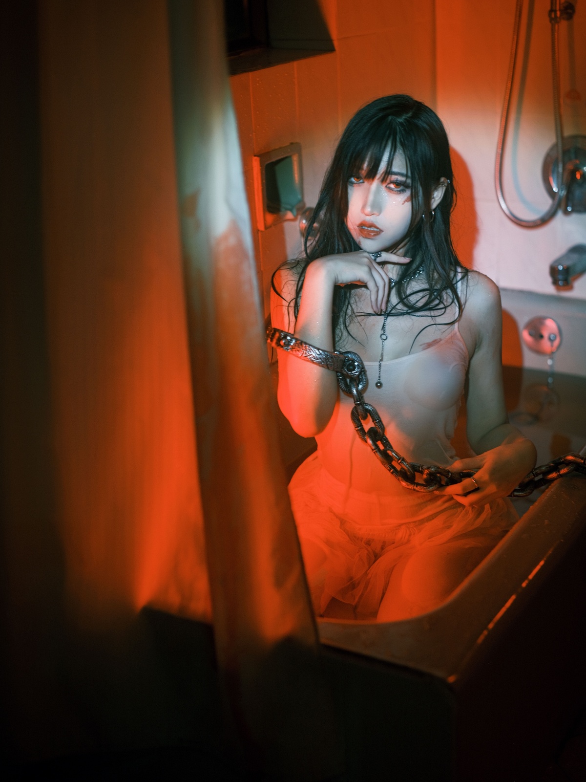 一个穿橙色连衣裙的年轻女子在一个红色的房间里
