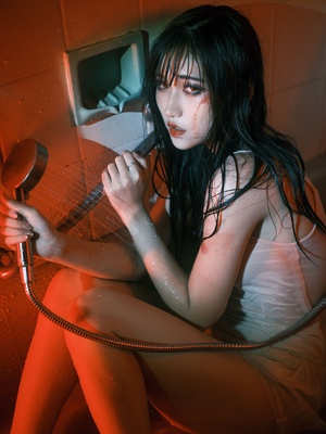 一个红头发的年轻女子坐在浴室的马桶上