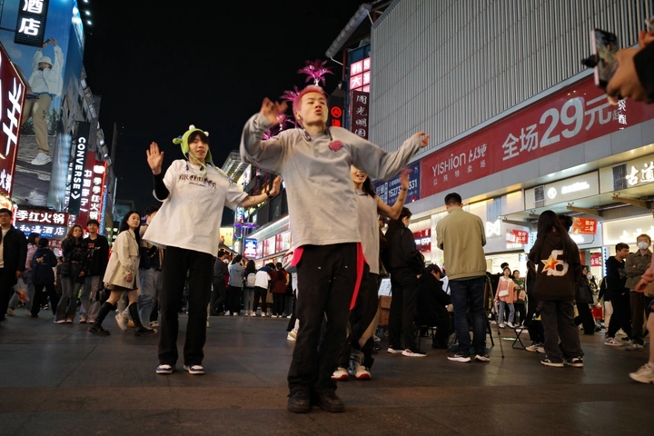 城视：广场青年