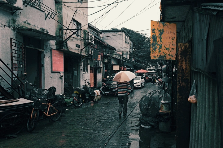 上海老城厢系列6:绵绵细雨走弄堂