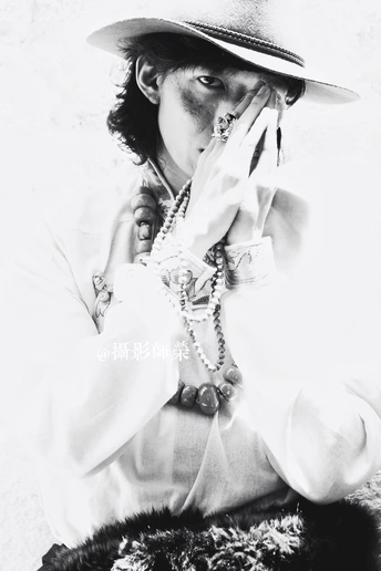 一张戴帽子的女人的黑白照片