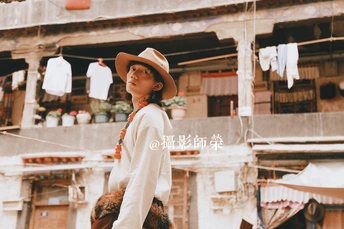 一个戴着牛仔帽的年轻女子骑着一匹棕色的马沿街而行