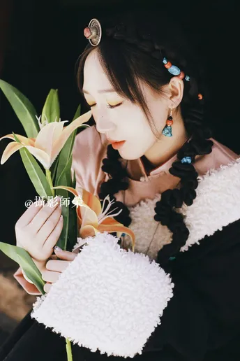 一名女子抱着一束百合花