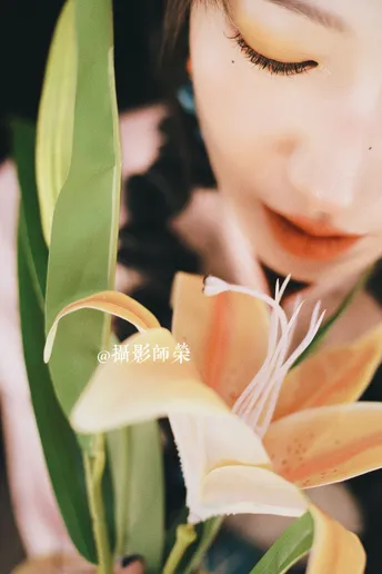 一位女子闻花的肖像