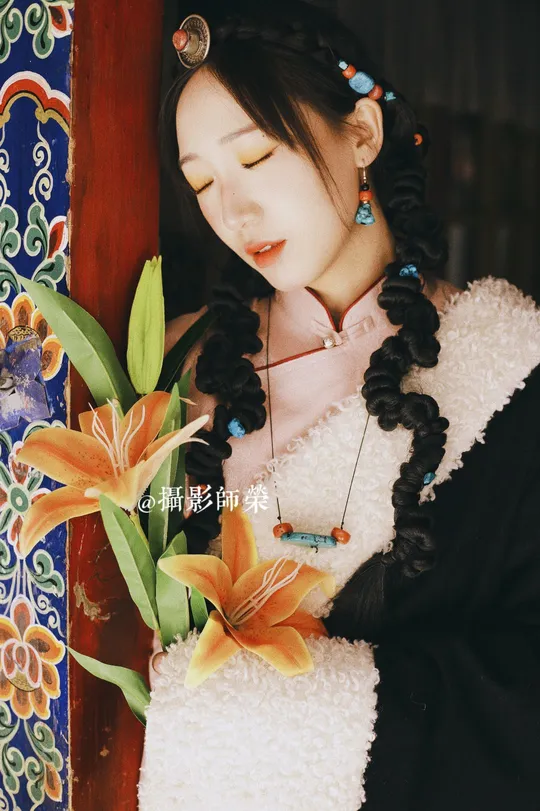 一位穿着传统服装的年轻女子 头戴鲜花