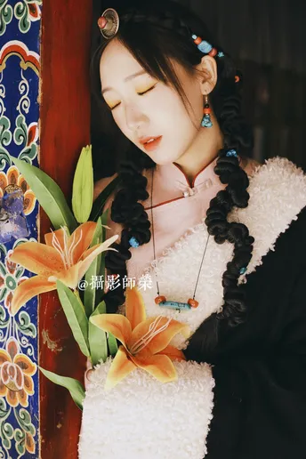 一位穿着传统服装的年轻女子 头戴鲜花
