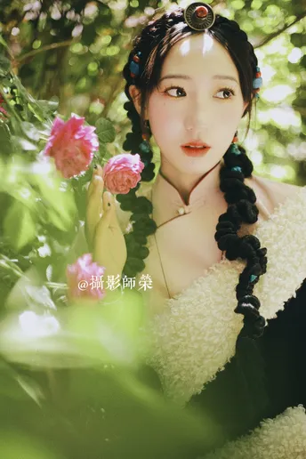 一位女孩在花园中的肖像 她的头发上插着花。