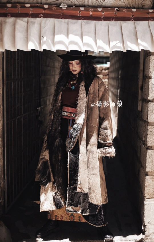 一位穿着皮草大衣和帽子女士