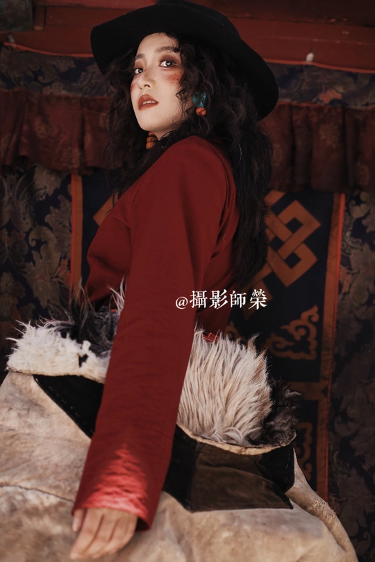 一位戴黑色帽子的人在摆姿势