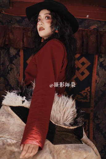 一位戴黑色帽子的人在摆姿势