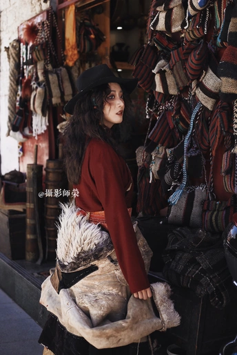 一位戴红帽子的女士站在市场里