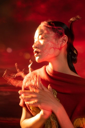 一个手里拿着一杯火的女人的画像