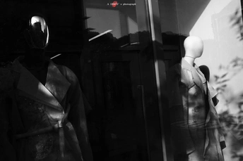 一个人站在窗户旁边的一个人体模型