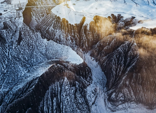 雪山上阳光透过云层