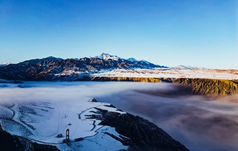 站在山顶上的雪山上 水在下面