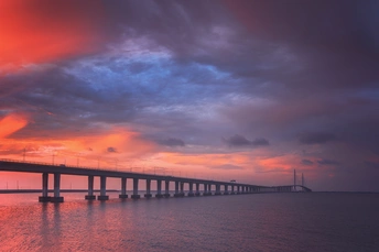 日落时在一片水域上的一座长桥