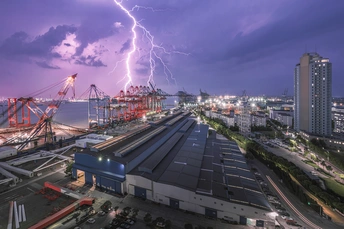 城市上空的雷击