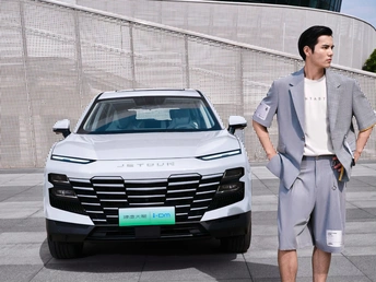 一个穿西装的男人站在一辆白色汽车旁边