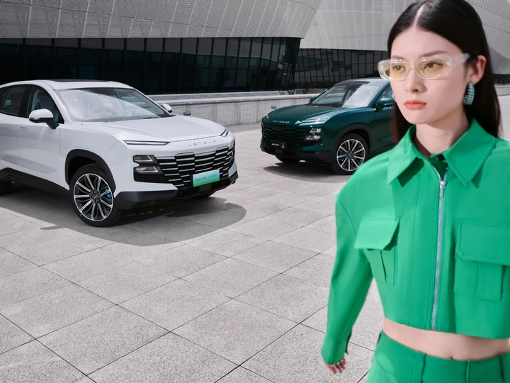 戴眼镜的女士和绿色衬衫的女士在汽车前走