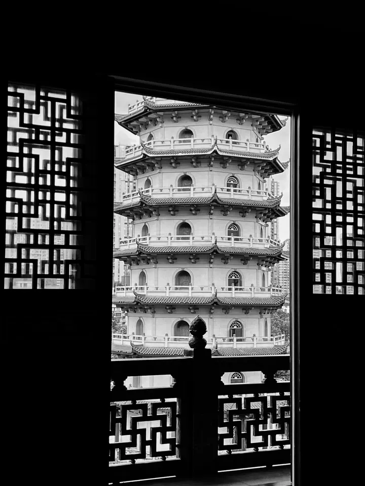 光影下的人与建筑