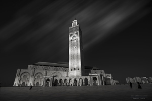 一张黑白照片 夜晚的大钟楼