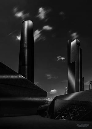工业建筑和一座桥的黑白照片
