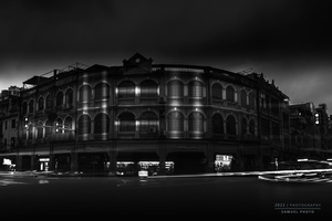一张城市夜晚街道的黑白色照片