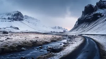 山脉边的一条小溪旁 一条被雪覆盖的道路