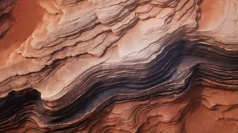 峡谷的墙壁呈红色 水中的沙子呈棕色。