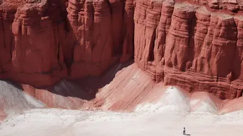 峡谷 红悬崖 人们涉水