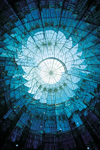 带有蓝色天花板的楼房屋顶