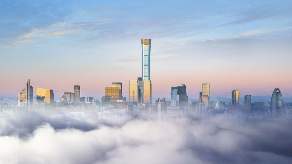 云层上的摩天大楼和其他高楼的景观