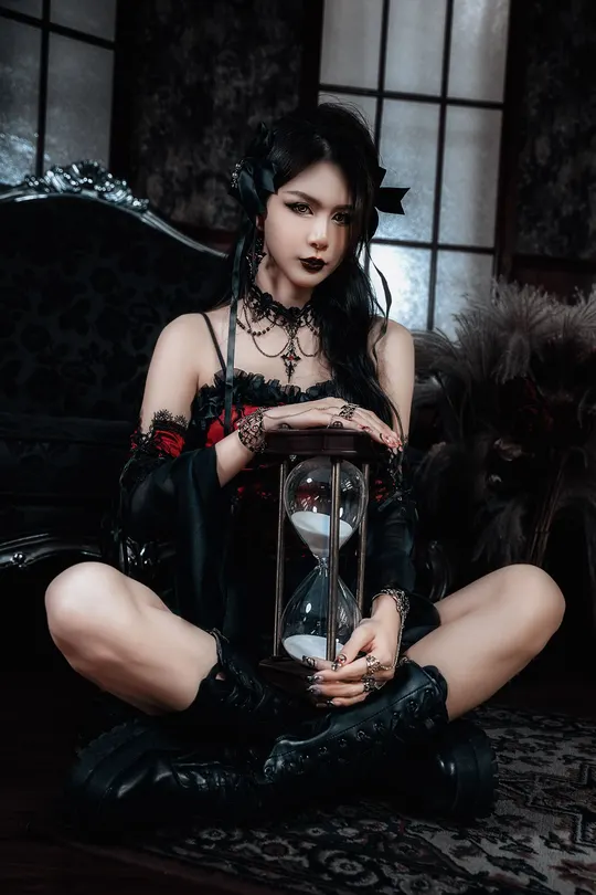 在黑色宝座上坐着一个哥特女孩