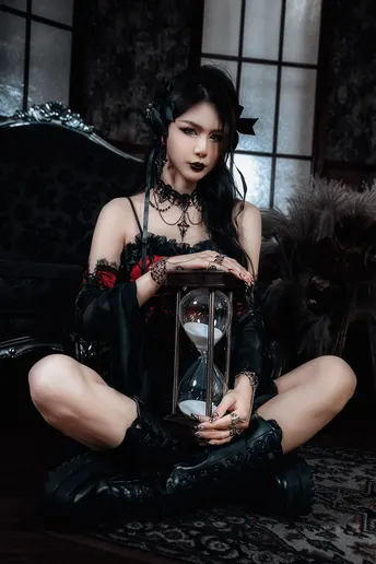 在黑色宝座上坐着一个哥特女孩