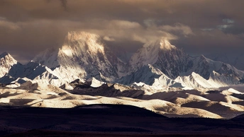 阳光照耀下的白雪皑皑的山脉